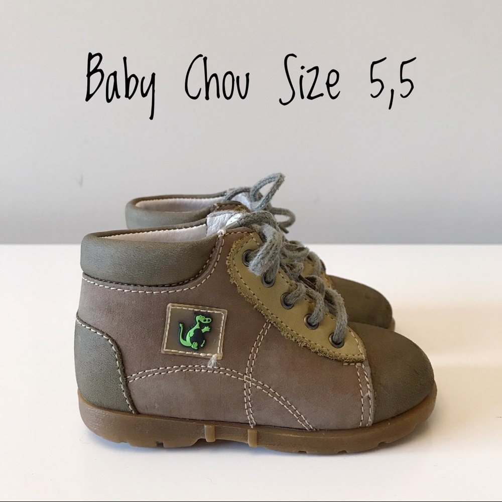 Baby walking shoes size 5,5